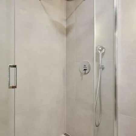 Modern Stone House, Luxury In Old Town بيت ضيافة 4*