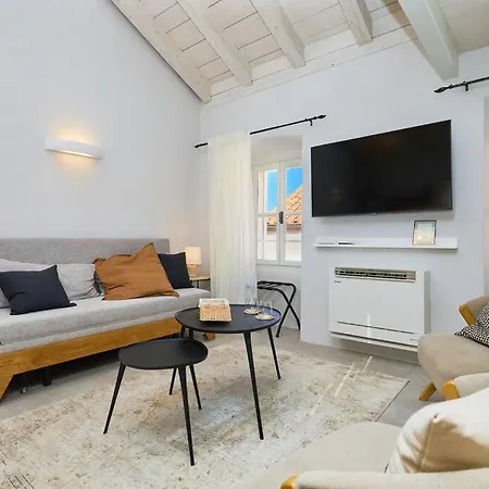 Modern Stone House, Luxury In Old Town بيت ضيافة 4*