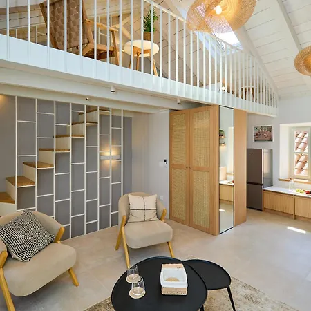 Modern Stone House, Luxury In Old Town ゲストハウス 4*