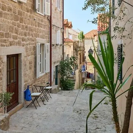 Modern Stone House, Luxury In Old Town بيت ضيافة 4*