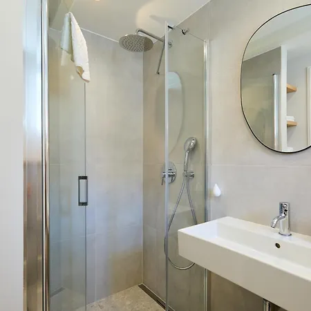 Modern Stone House, Luxury In Old Town بيت ضيافة 4*