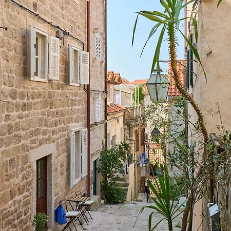 Modern Stone House, Luxury In Old Town بيت ضيافة 4*