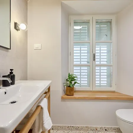 Modern Stone House, Luxury In Old Town بيت ضيافة 4*