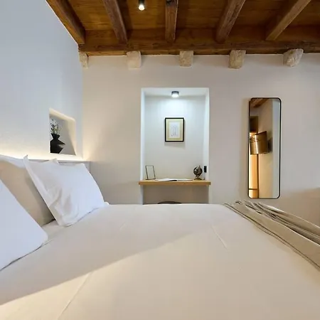 بيت ضيافة Modern Stone House, Luxury In Old Town 4*